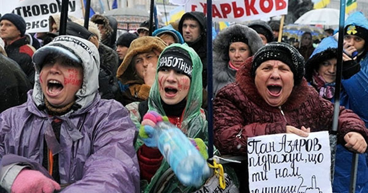 Україна, Київ. Демонстранти вигукують гасла під час мітингу на Майдані
Незалежності у Києві. Тисячі українців по всій країні беруть участь у
масових акціях протесту проти нового Податкового кодексу. Україна не
бачила протесту подібного масштабу з часів Помаранчевої революції 2004
року. / © AFP