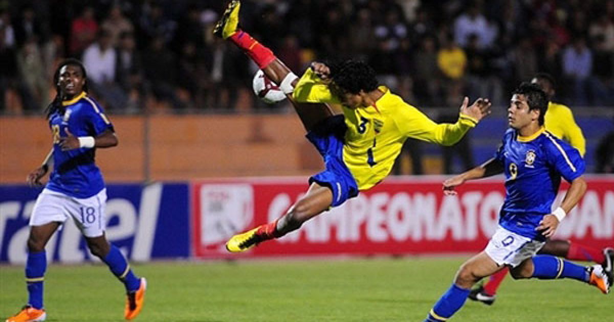 Перу, Такна. Гравець "Еквадору" Джон Нарваес змагається за м'яч із півзахисником "Бразі" Енріке Алмейдою під час футбольного матчу Чемпіонату Південної Америки серед юніорів. / © AFP