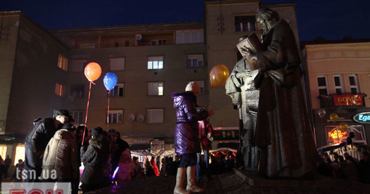 В місті Мукачево на Закарпатті провели фестиваль вина "Червоне вино 2011", в якому взяли участь більше 150 виноробів.
