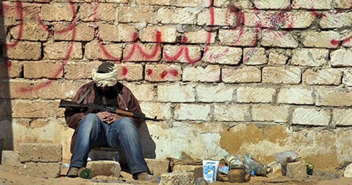 Лівійська Арабська Джамахірія, Аждабія. Лівійський повстанець відпочиває на блокпосту ключового повстанського міста Аждабія, яке оточили урядові війська Муаммара Каддафі. / © AFP