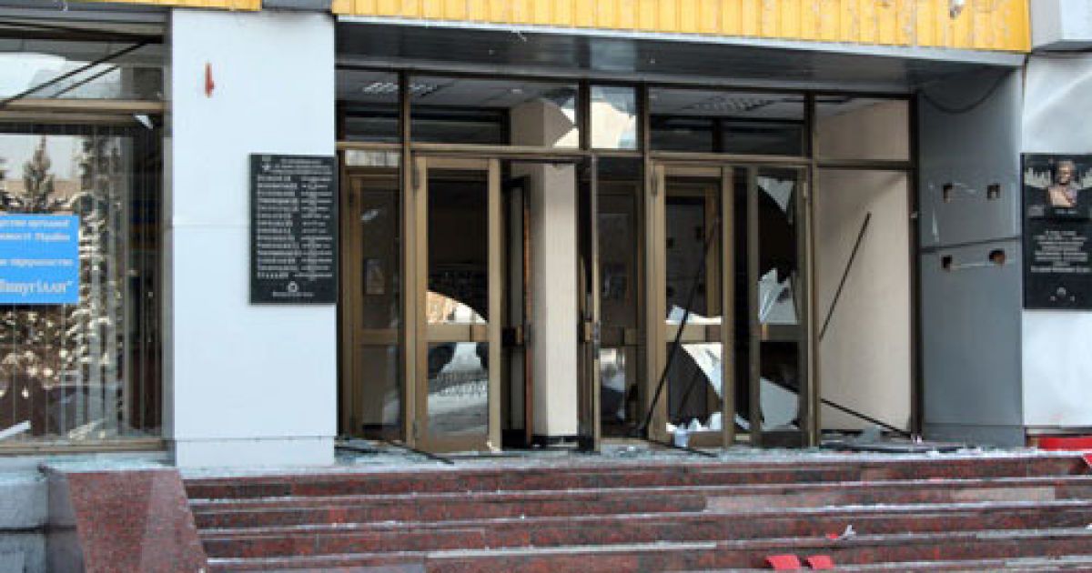 Територія навколо будівлі державного підприємства "Макіїввугілля" оточена співробітниками міліції. / © Українська правда