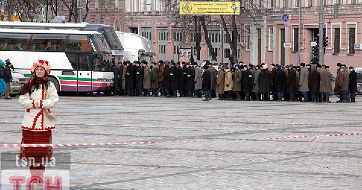 Масовка стоїть у черзі за гонорарами.