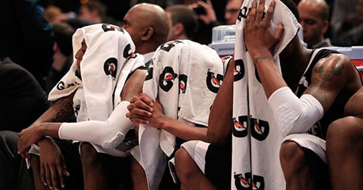 США, Нью-Йорк. Гравці "Providence Friars" на лаві запасних ховають голови під рушниками після поразки від "Marquette Golden Eagles" у першій грі на баскетбольному турнірі Big East Men у Нью-Йорку. / © AFP
