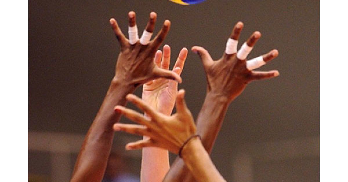 Японія, Мацумото. Американська волейболістка Хізер Боун намагається переграти кубінську спортсменку Кенію Каркасес під час матчу між збірними США і Куби н Чемпіонаті світу з волейболу серед жінок. / © AFP