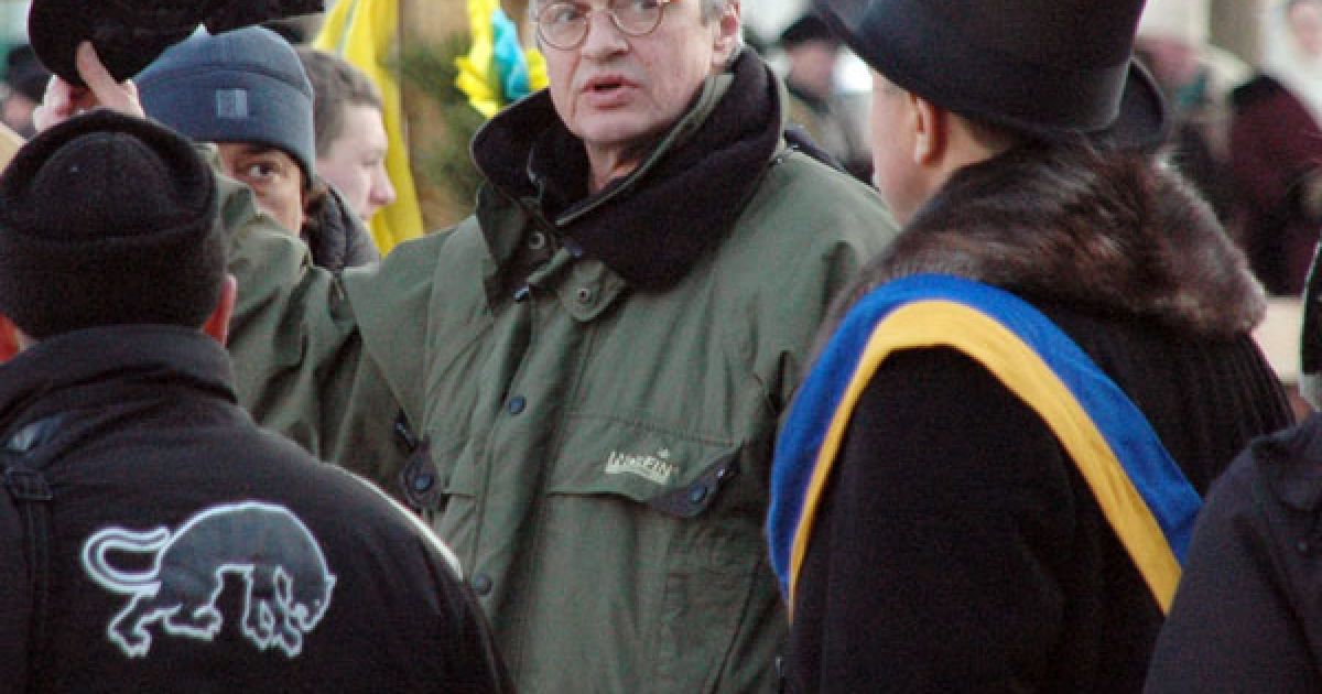 Режисер Сергій Снєжкін вчить акторів знімати шляпу.