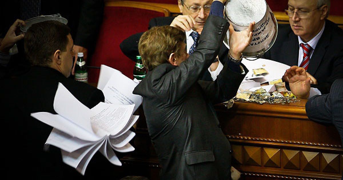 Представники Кабміну, які сиділи в ложі уряду, почали викидати ці папери, а депутати від БЮТ - знову повертати до ложі уряду. / © Украинское Фото