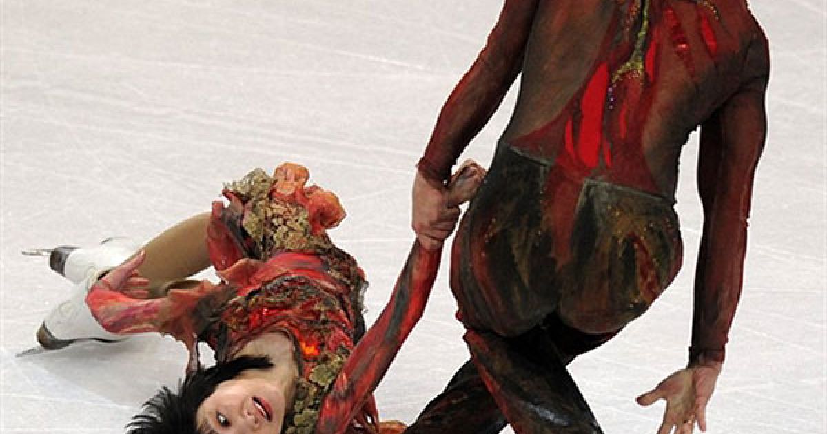 Швейцарія, Берн. Російські фігуристи Юко Кавагуті і Олександр Смірнов виконують коротку програму під час виступу на Чемпіонаті Європи з фігурного катання у Берні. / © AFP