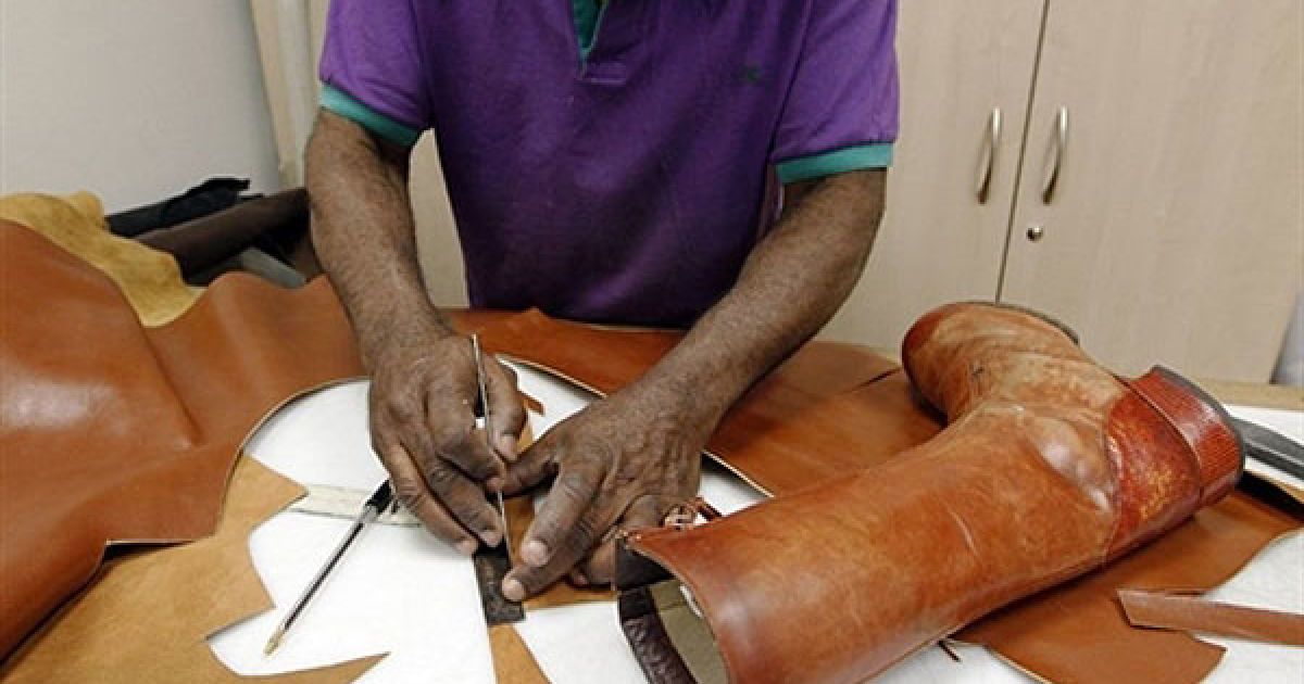 Франція, Париж. Працівник майстерні Массаро, в якій вручну виготовляють взуття на замовлення. Будинок Массаро, заснований у 1894 році, поставляє взуття також для показів Haute Couture і модного будинку Chanel. / © AFP
