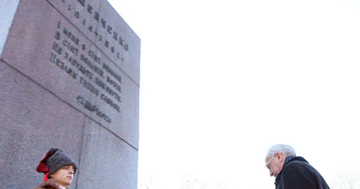 Урядовці взяли участь у церемонії покладання квітів до пам&#039;ятника Тарасу Шевченку в Києві. / © Українські національні новини