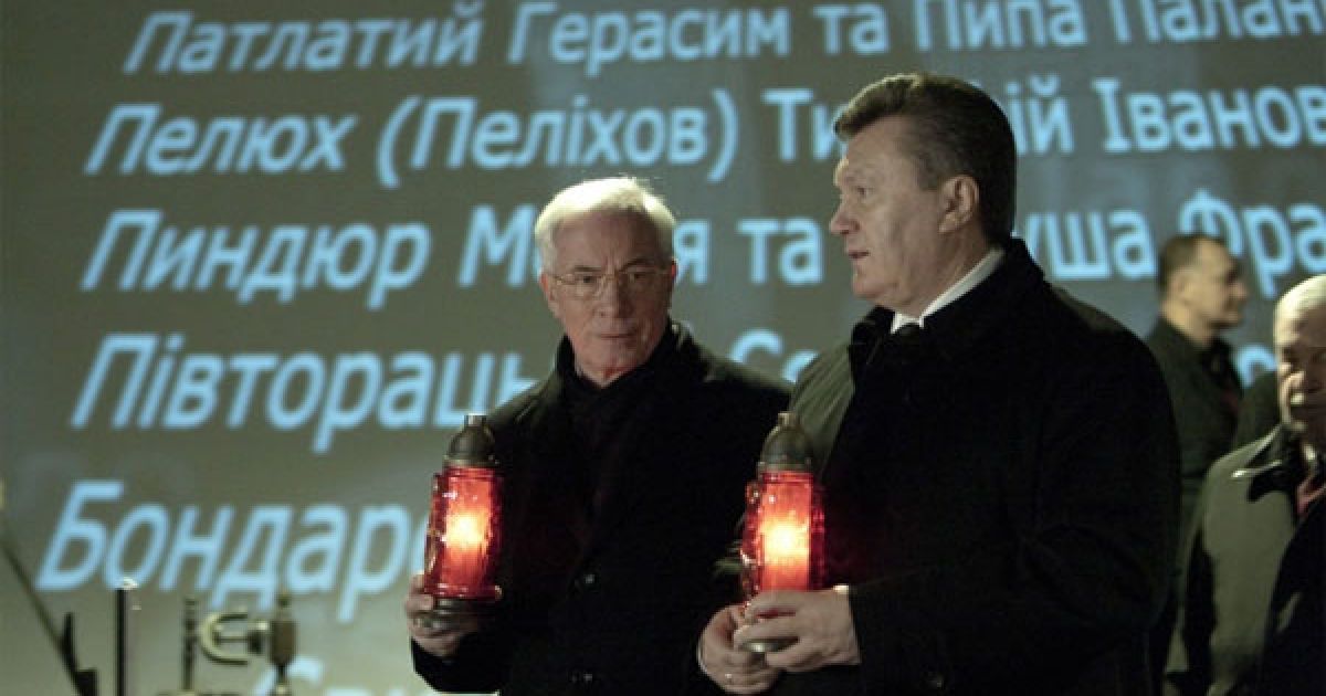 Віктор Янукович і Микола Азаров відвідали Залу пам&rsquo;яті Національного музею "Меморіал пам&rsquo;яті жертв голодоморів в Україні", де запалили свічки пам&rsquo;яті / © President.gov.ua