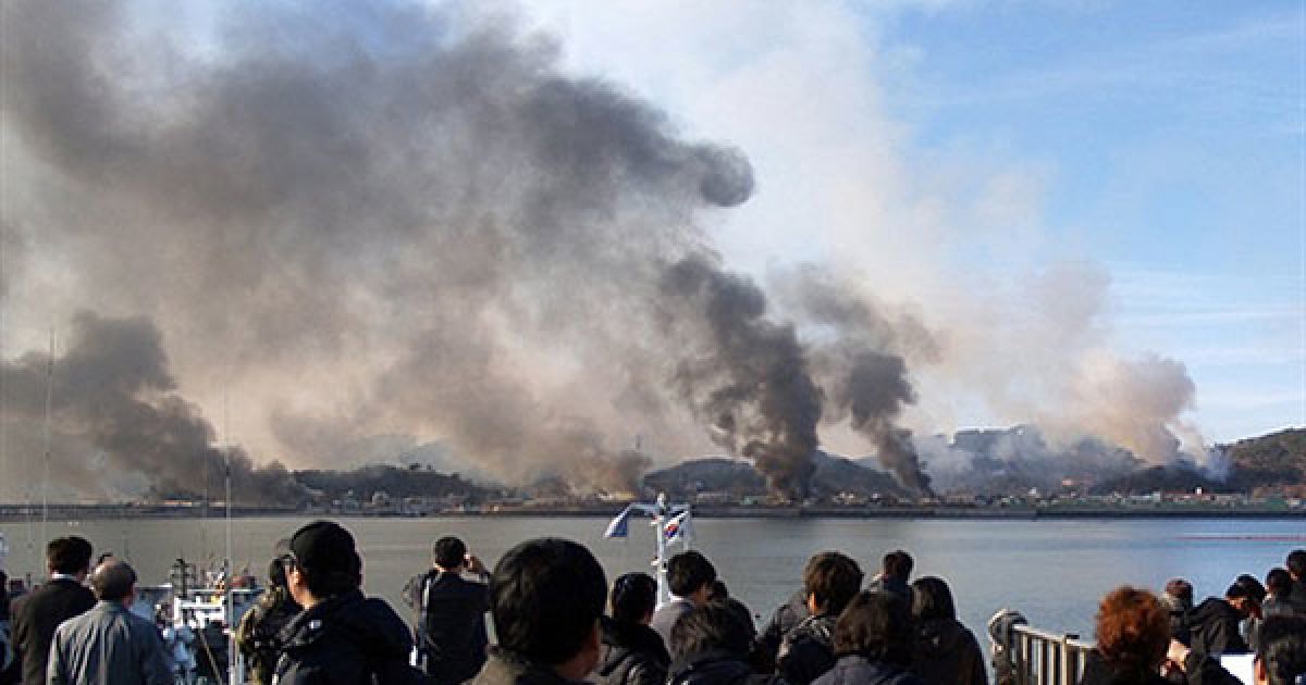 Республіка Корея, острів Енпхендо. На знімку, зробленому південнокорейським туристом, видно стовпи диму над островом Енпхендо, який розташований у спірних водах Жовтого моря. Північна Корея випустила десятки артилерійських снарядів по південнокорейському острову. У результаті обстрілу загинули двоє південнокорейських морських піхотинців. Ще 13 людей, включаючи двох мирних жителів, отримали поранення. На острові Енпхендо зруйновано кілька десятків будинків і порушено електропостачання. / © AFP