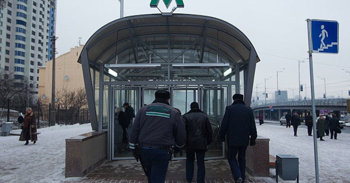 Ожеледиця ні до чого: поліція назвала справжню причину смерті чоловіка біля метро "Деміївська"