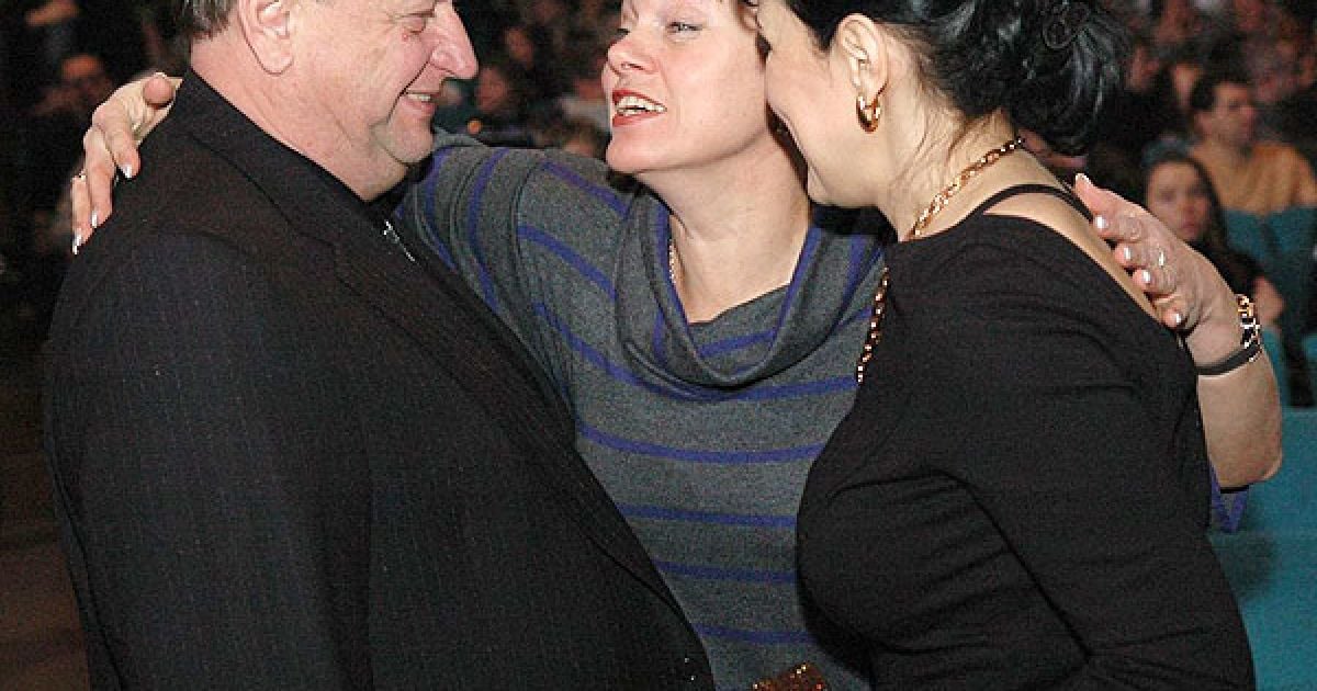 Олександр Волков у обіймах.