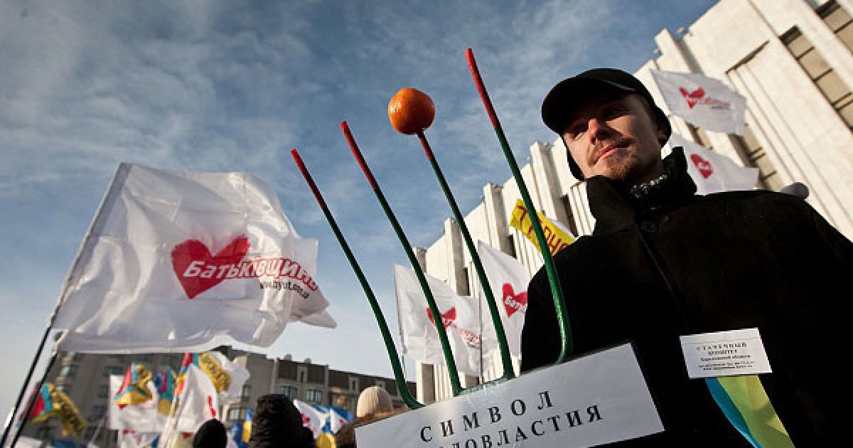 У центрі Києва декілька сотень мітингуючих зібралися на Європейській площі. / © Украинское Фото