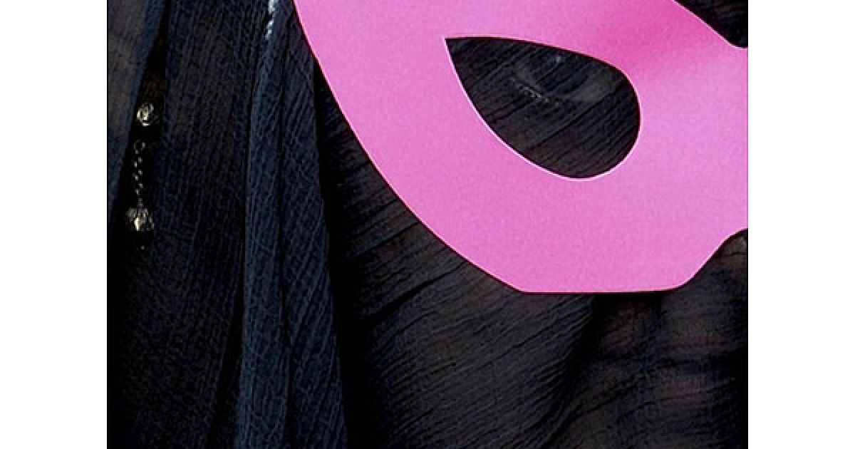 Індія, Бангалор. Індійська працівниця секс-індустрії у масці під час
мітингу, присвяченому проблемі СНІДу, в якому взяли участь працівники
секс-індустрії, транссексуали, представники іншіх секс-меншин та
ВІЛ-позитивні людей. Мітинг провели напередодні Дня боротьби зі
СНІДом. / © AFP