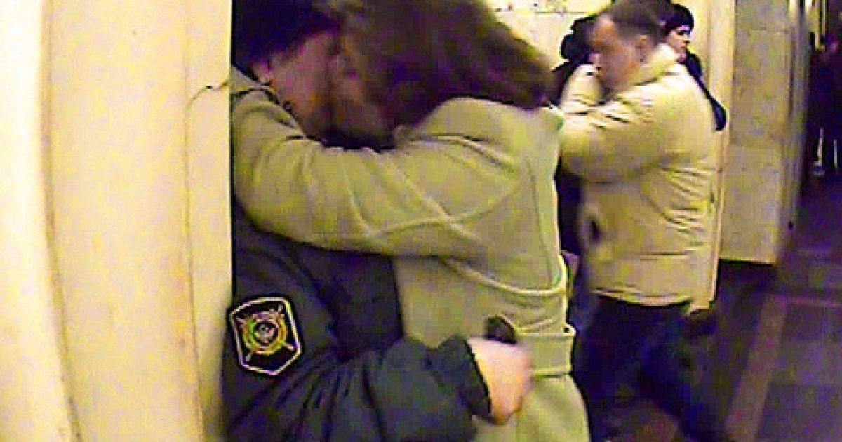 Напередодні перейменування міліції в поліцію москвички влаштували акцію "Цілуй мусора". / © wisegizmo.livejournal.com