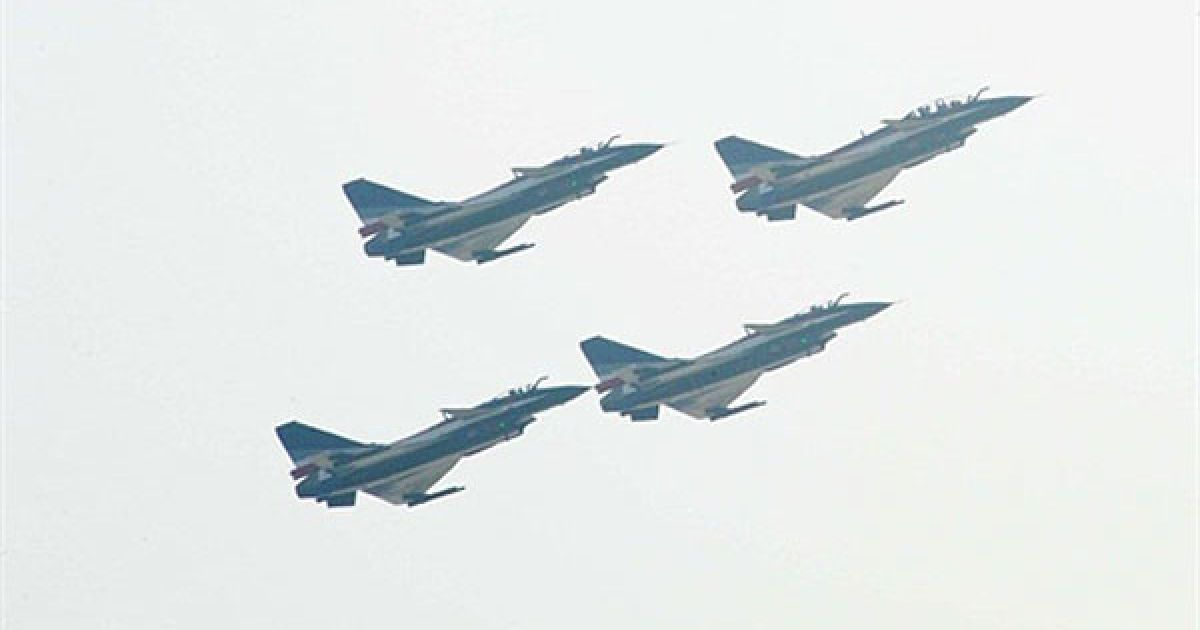 Виступ винищувачів на авіасалоні "Airshow China 2010" / © AFP