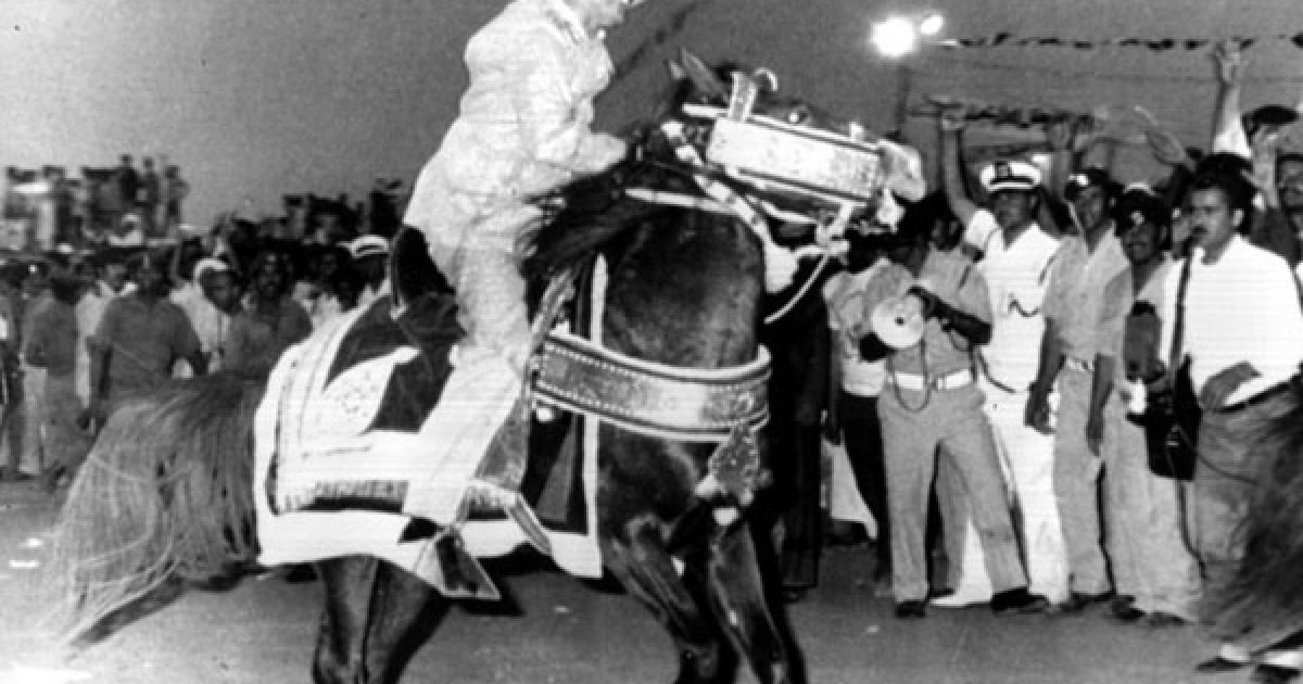 Президент Муаммар Каддафі вітає людей у місті Адждабія. 1976 рік. / © AFP