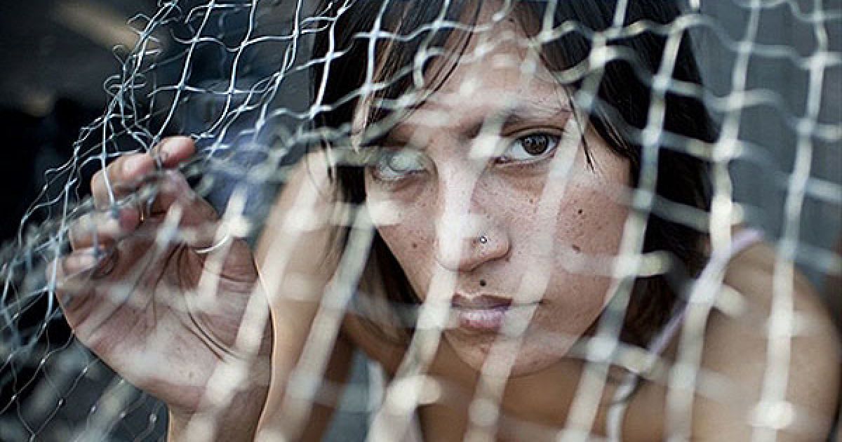 Мексика, Мехіко. Активістка мексиканської організації Anima Naturalis сидить у клітці під час демонстрації на знак протесту проти покупки та продажу домашніх тварин у Центральному парку Аламеда у Мехіко. / © AFP