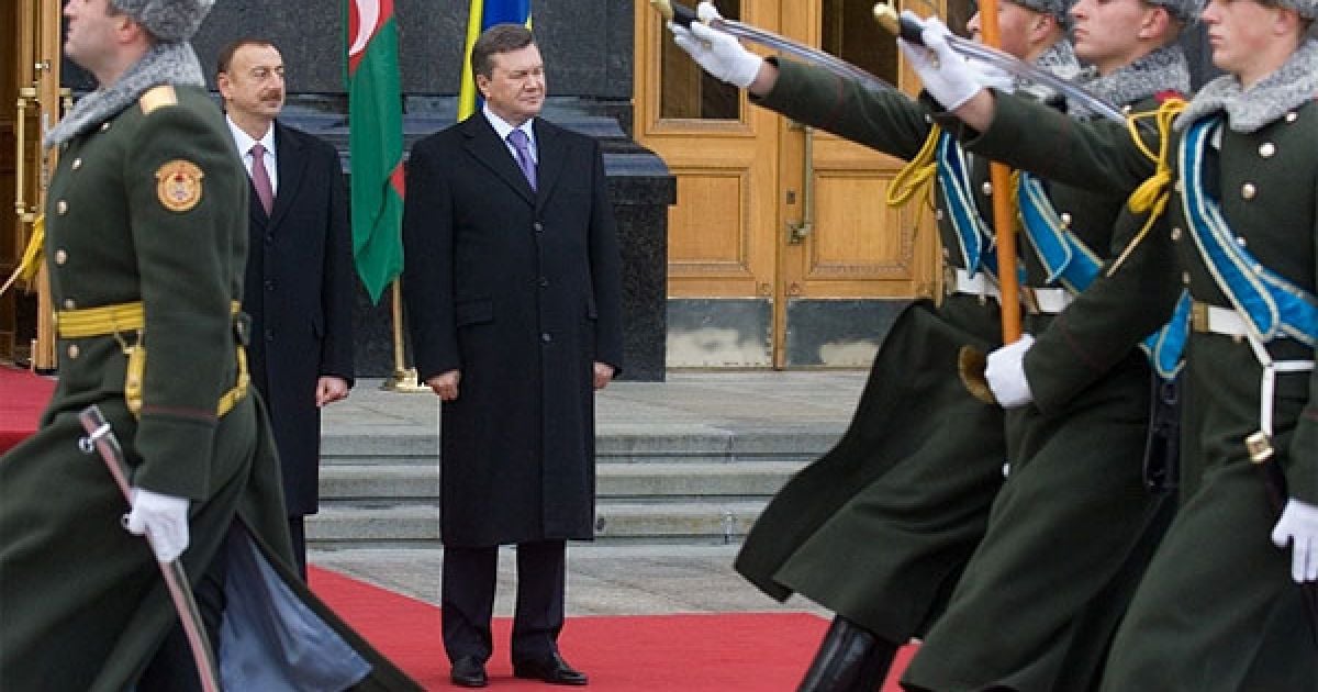 Біля будівлі адміністрації президента пройшла офіційна церемонія зустрічі Януковича та Алієва. / © President.gov.ua