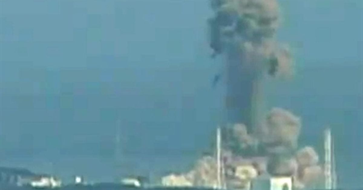 На АЕС вийшла з ладу система охолодження реакторів, що призвело до їх перегріву і викиду радіації, після чого на станції сталося кілька вибухів. / © AFP
