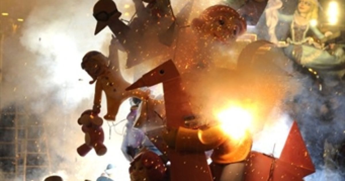 Цього року на вулицях Валенсії спалили 600 гігантських ляльок. / © AFP