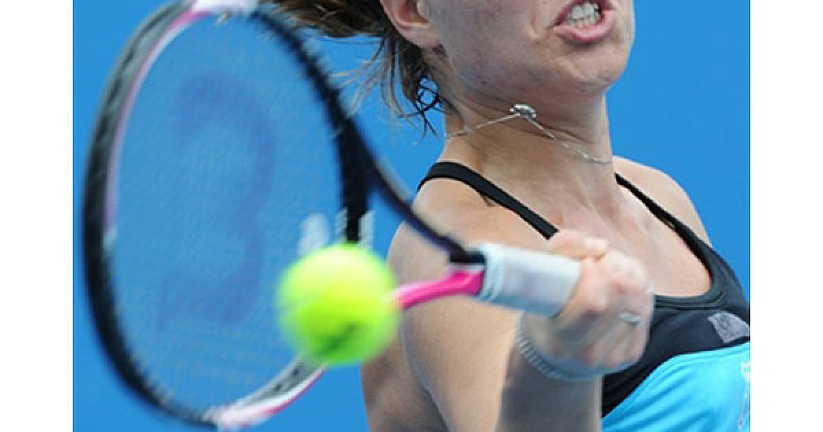 Австралія, Мельбурн. Українська тенісистка Катерина Бондаренко відбиває подачу під час гри проти китаянки Пен Шуай на Відкритому турнірі Австралії у Мельбурні. / © AFP