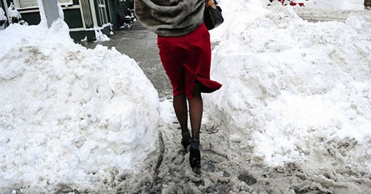 США, Нью-Йорк. Жінка йде засніженою вулицею Нью-Йорка. Через важкі снігопади у Нью-Йорку були закриті два аеропорти і державні школи, паралізовано транспортне повітряне і наземне сполучення. / © AFP