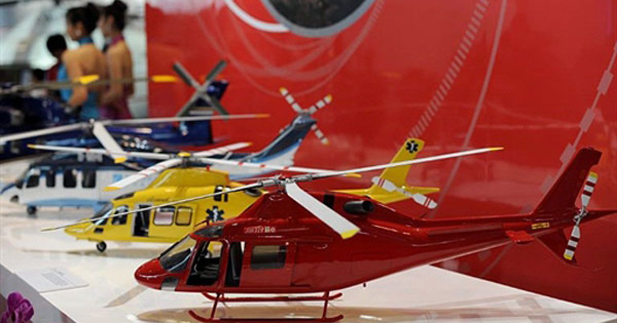 Моделі гелікоптерів, виставлені на авіасалоні "Airshow China 2010" / © AFP