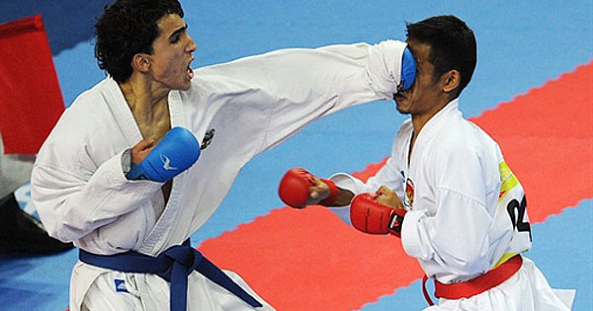 Китай, Гуанчжоу. Каратист з Йорданії Бі Аль Наджар змагається з індонезійським спортсменом Ді Дхармаваном у вазі 60 кг на 16-х Азіатських іграх у Гуанчжоу. / © AFP