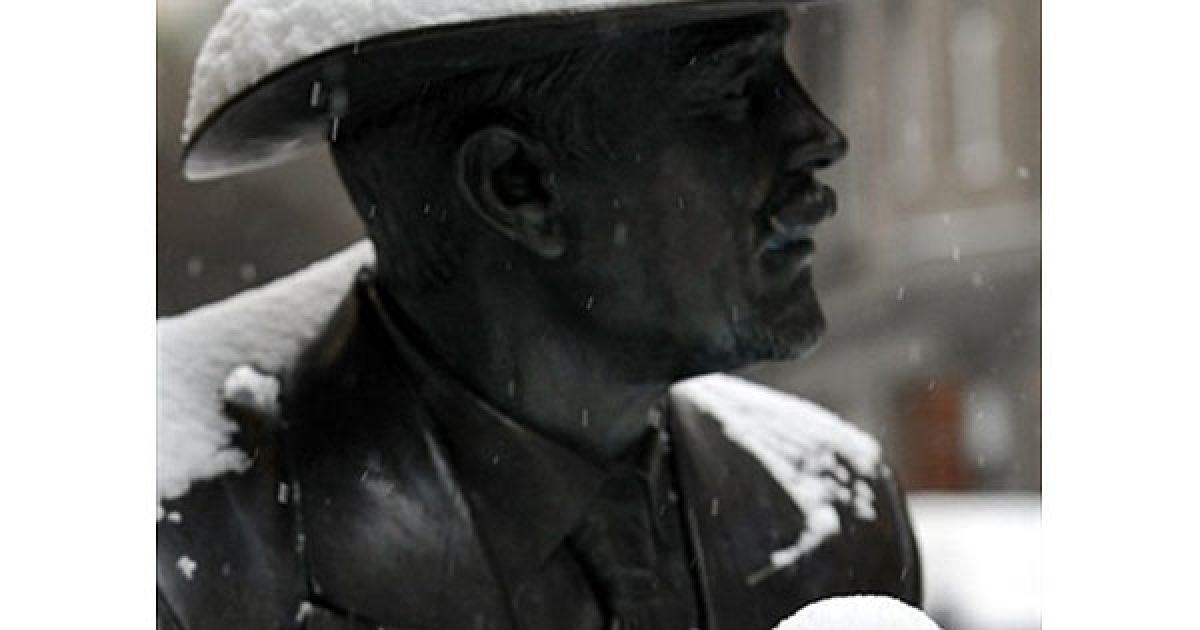 Україна, Київ. Пам&rsquo;ятник архітектору Городецькому (1863-1930), вкритий снігом, у центрі Києва. / © AFP