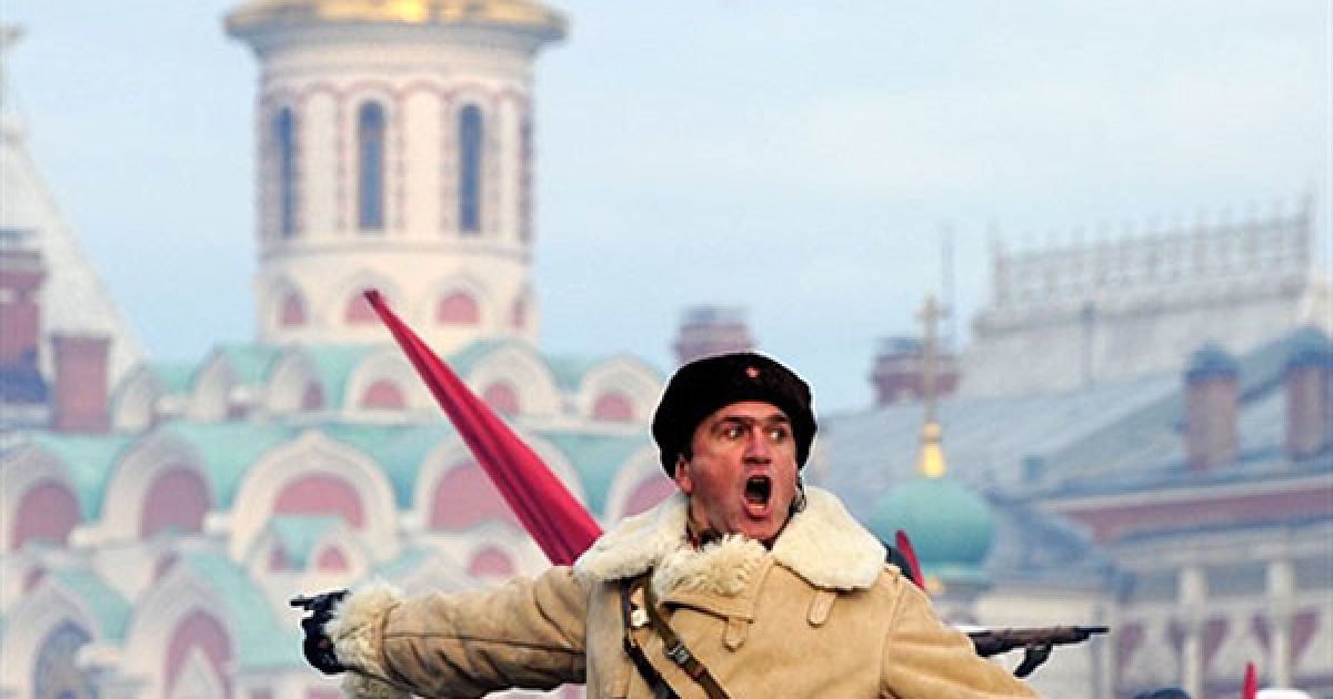 Росія, Москва. Російський солдат у радянській військовій формі часів Другої світової війни бере участь у параді на Красній площі в Москві. В Москві провели парад, присвячений відтворенню подій 7 листопада 1941 року, коли війська рушили на фронт прямо з Красної площі на боротьбу із фашистськими військами. / © AFP