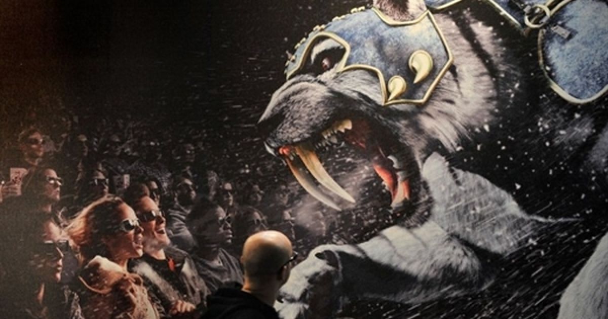 Німеччина, Ганновер. Чоловік проходить повз рекламний плакат 3D-анімації під час підготовки до виставки-ярмарку "CeBIT" у Ганновері. Всесвітній високотехнологічний ярмарок ІТ-індустрії відкриється 1 березня 2011 року. / © AFP