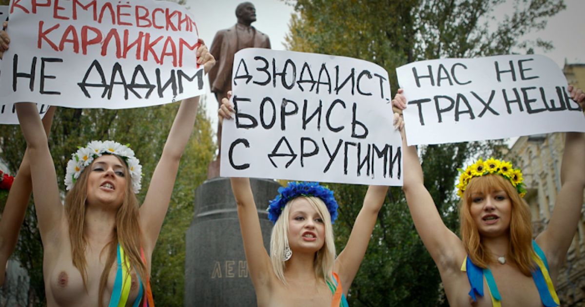 Крім того, дівчата принесли з собою немовлят, які мали символізувати "скандальну історію інтимного зв&rsquo;язку В. Путіна з російською гімнасткою Аліною Кабаєвою". / © femen.livejournal.com