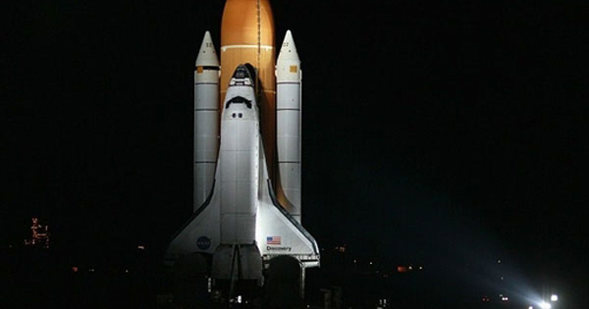 США, мис Канаверал, штат Флорида. Шаттл Discovery перевозять на стартовий майданчик. Подібне перевезення шаттла коштує 3,4 млн доларів США. Запуск Discovery заплановано на 24 лютого. / © AFP