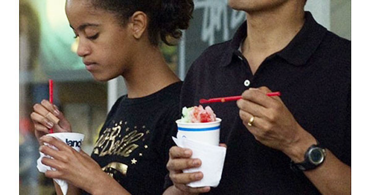 США, Кайлуа. Президент США Барак Обама їсть крижану стружку разом зі своєю дочкою Малією під час відпустки на острові Сноу, Гаваї. / © AFP