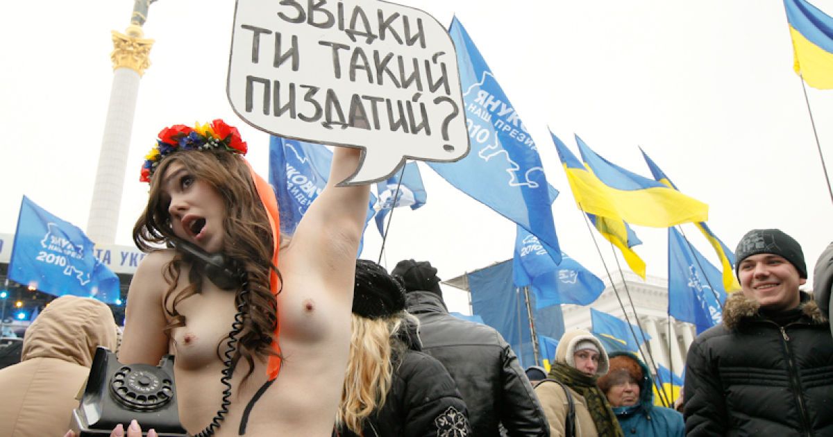 Оголені дівчата з руху FEMEN під час акції Партії регіонів у Києві звернулися зі своїм питанням до президента Віктора Януковича / © femen.livejournal.com