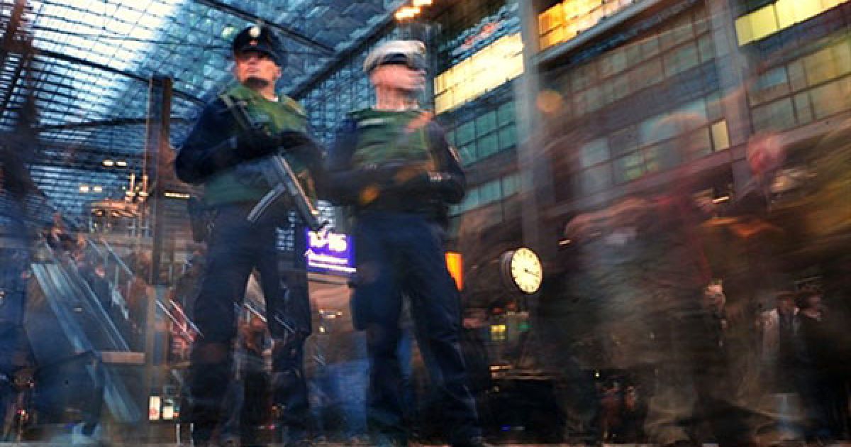 Німеччина, Берлін. Двоє поліцейських патрулюють центральний вокзал Берліна після заяви міністра внутрішніх справ Томаса де Мезьєра, який оголосив про зміцнення безпеки у аеропортах і вокзалах Німеччини. Сили безпеки Німеччини отримали конкретні докази планування терористичних актів у країні. / © AFP