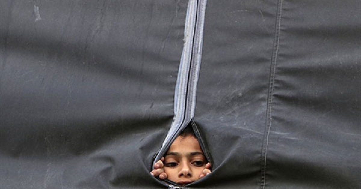 Бейт-Ханун. Палестинський хлопчик дивиться на похорон 17-річного Амджада аль-Заанейна у Бейт-Хануні на півночі сектора Газа. Підліток був убитий, ще двоє людей отримали поранення, коли ізраїльські танки проводили операцію у північній частині сектора Газа. / © AFP