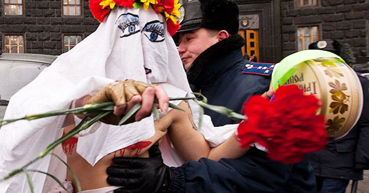 Але охорона затримала дівчину і передала її працівникам Печерського РУВС. / © Жіночий рух FEMEN