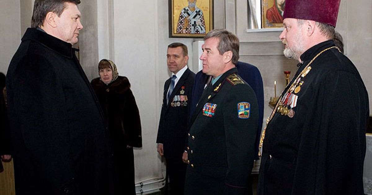Після завершення церемонії Віктор Янукович відвідав Храм ікони Божої матері "Взисканіє погібших", де запалив поминальну свічку. / © President.gov.ua
