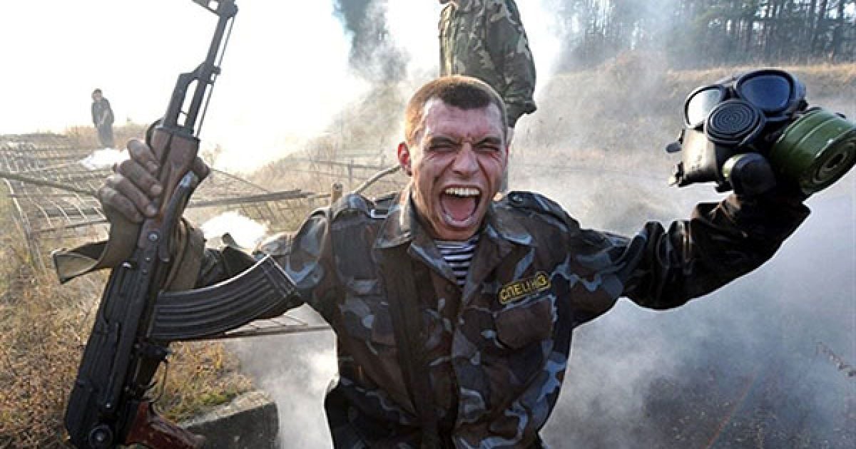 Білорусь, Мінськ. Співробітник МВС Білорусі кричить, доки він проходить через хмару диму на смузі перешкод під час фізичного іспиту на "краповий берет", який відбувся під Мінськом у Воловщині. Солдати, які проходять іспити, отримують берет бордового кольору і стають членами спеціальних сил.