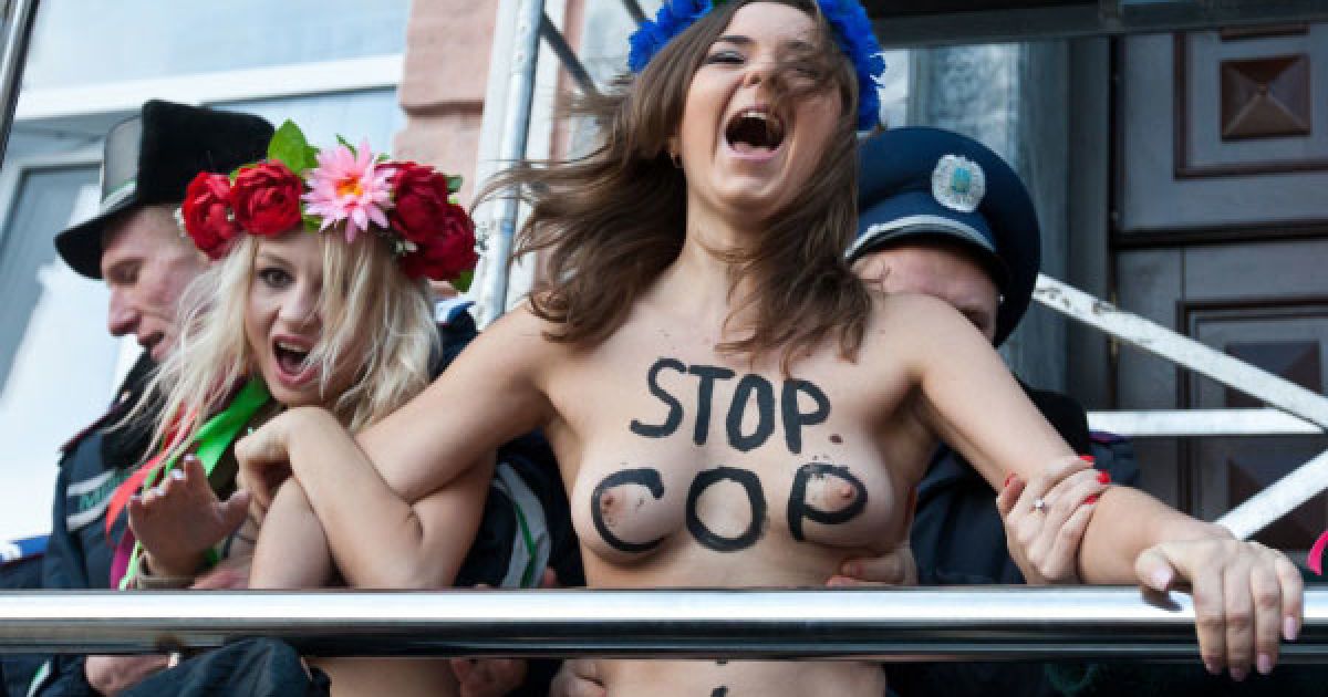 Під час спроби потрапити в будівлю ГУ МВС, оголені активістки FEMEN були затримані і доставлені до Шевченківського райвідділу міліції. / © Украинское Фото