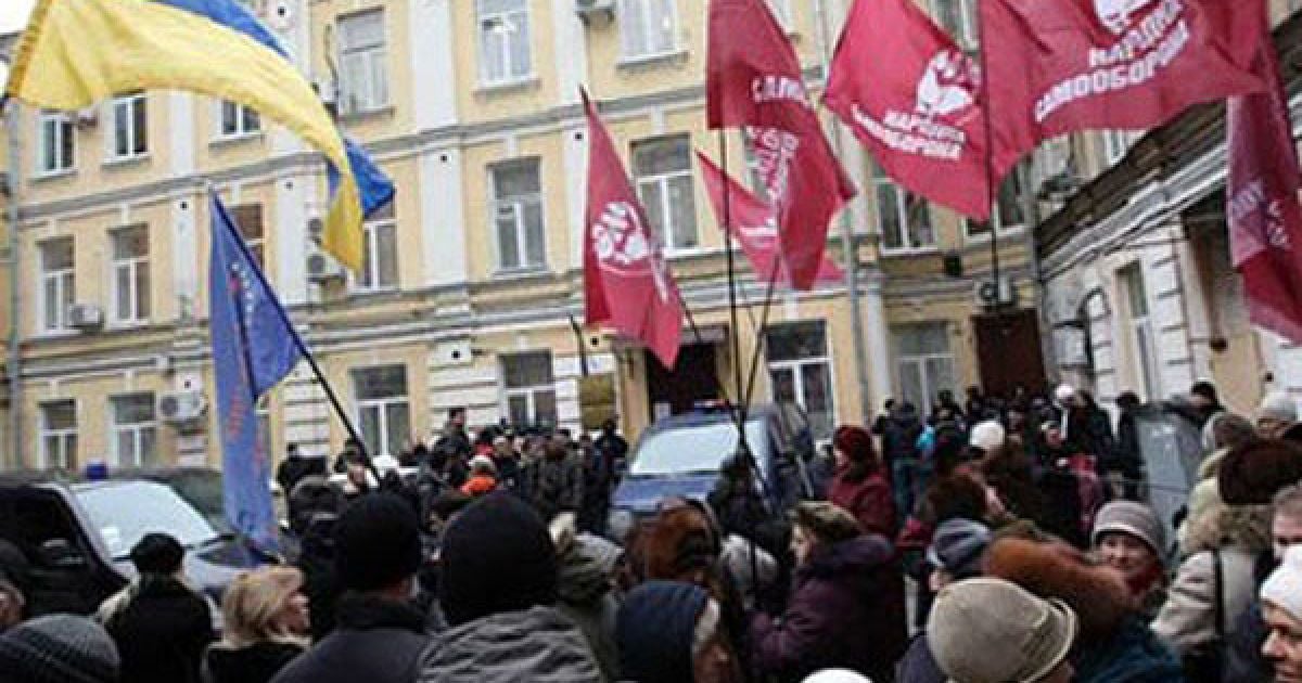 Після судового засідання, на якому було ухвалено рішення заарештувати Луценка, сталася сутичка між прихильниками екс-глави МВС, журналістами та правоохоронцями. / © focus.ua