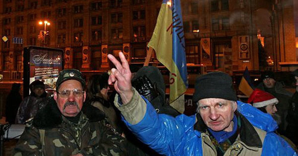 В центрі Києва під наглядом озброєної міліції комунальники знесли наметове містечко підприємців, які протестували проти Податкового кодексу. / © УНІАН