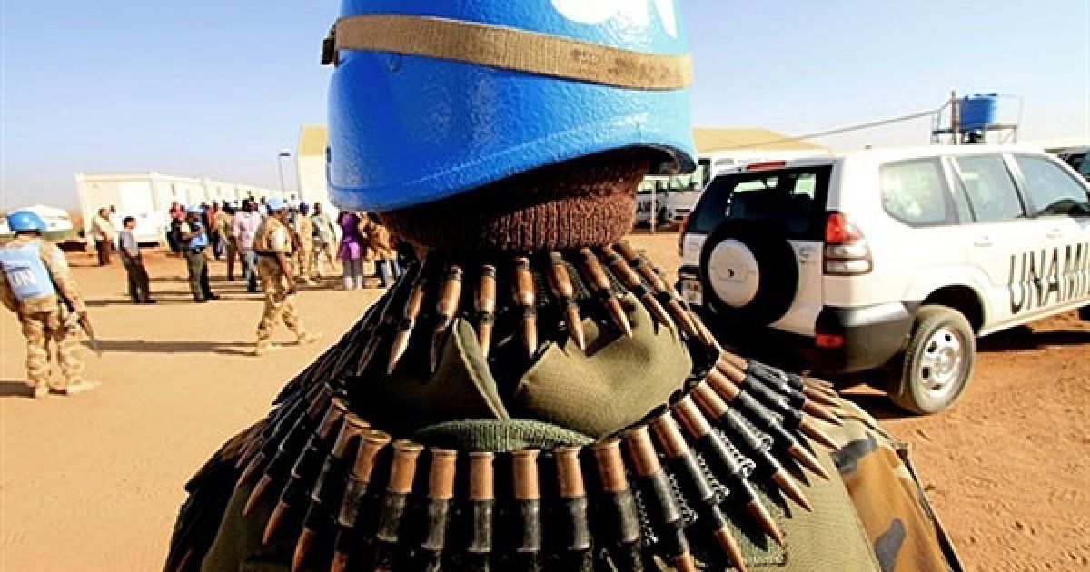 Судан, Ньялі. Миротворці ООН охороняють місце зустрічі катарського
міністра закордонних справ Ахмеда бен Абдалли аль-Махмуда, чия країна
протягом декількох місяців веде мирні переговори з урядом Хартума і
повстанцями Дарфурі. Міністр аль-Махмуд і головний посередник ООН з
питань африканських країн у Дарфурі Джібріль Бассоль зустрілися з
представникам громадськости у столиці штату Південний Дарфур. / © AFP