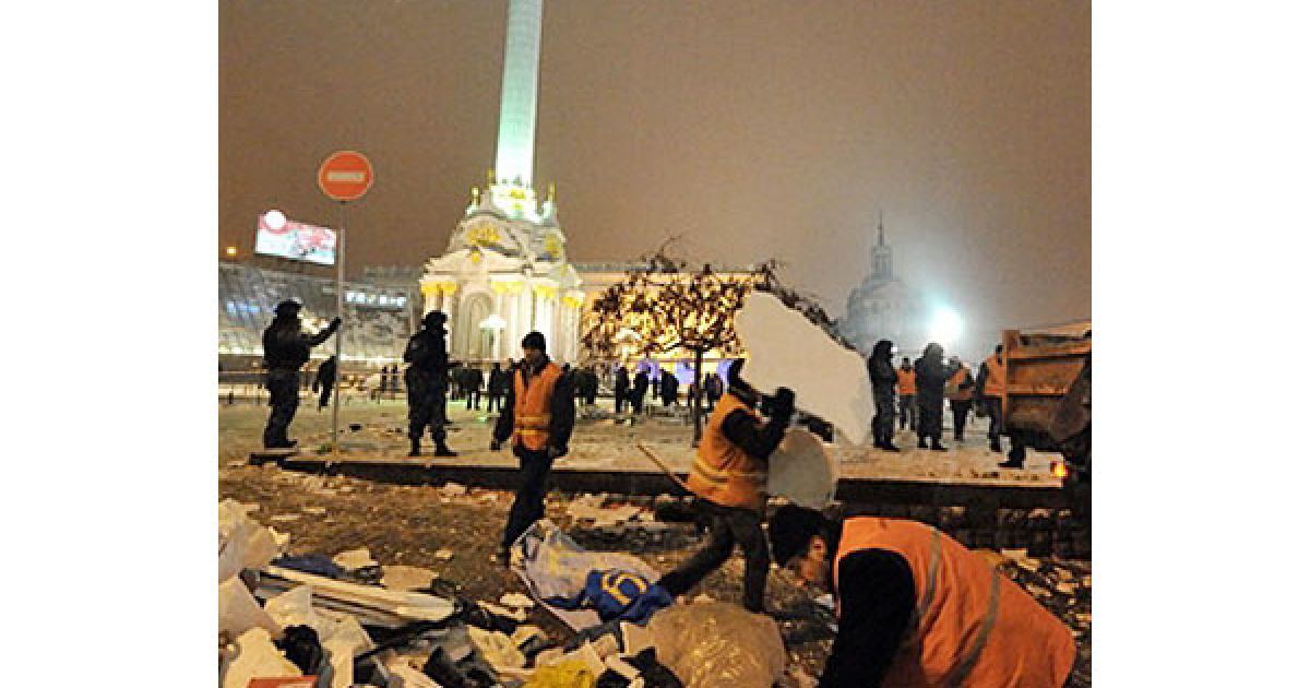 В центрі Києва під наглядом озброєної міліції комунальники знесли наметове містечко підприємців, які протестували проти Податкового кодексу. / © AFP