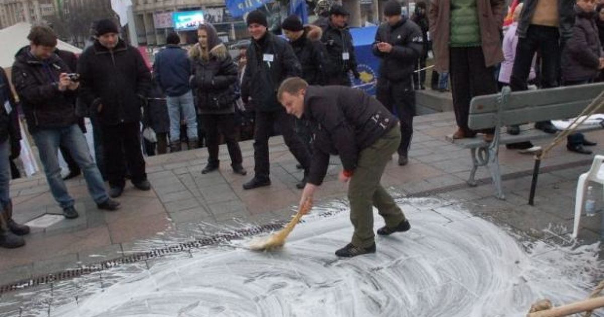 Після завершення візиту президента Віктора Януковича і прем&#039;єра Миколи Азарова на Майдан Незалежності до підприємців один із координаторів акції заявив у гучномовець: "А тепер помийте руки і викиньте з вух все, що ви чули". / © Газета.ua