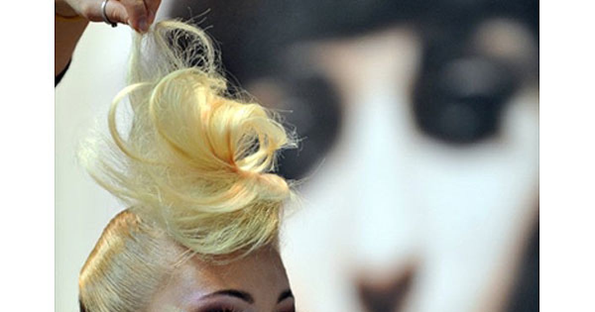 Україна, Київ. Стиліст робить зачіску моделі під час Кубка перукарів Києва під час IX Міжнародної виставки парфумерії і косметики Intercharm 2011. / © AFP