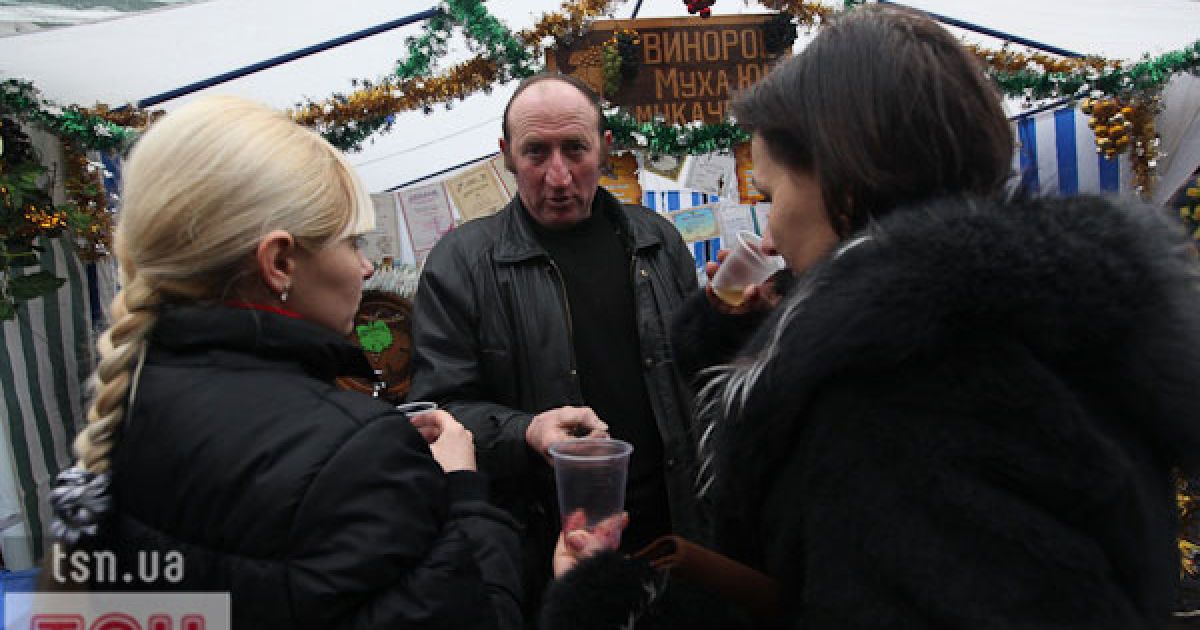 В місті Мукачево на Закарпатті провели фестиваль вина "Червоне вино 2011", в якому взяли участь більше 150 виноробів.